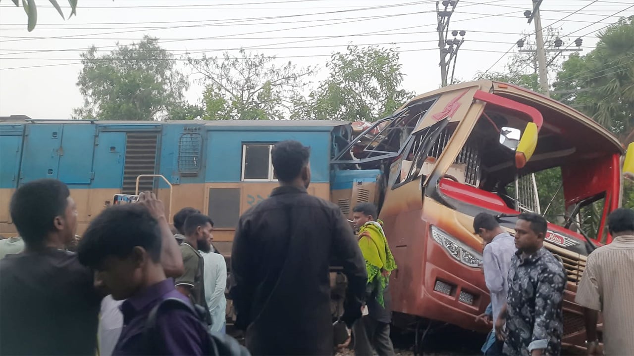 কুমিল্লায় বাসে ট্রেনের ধাক্কা, নিহত বেড়ে ১২